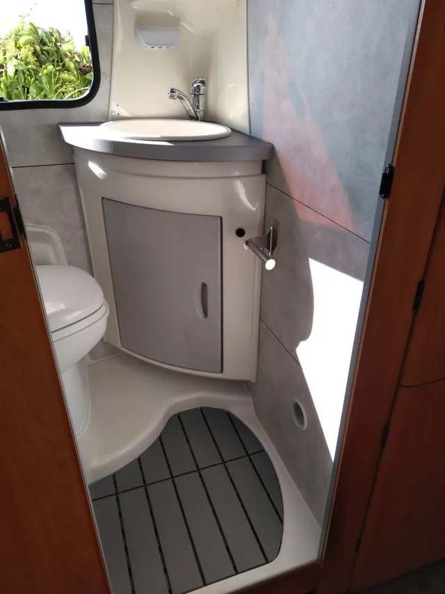 Instalación de revestimiento Dumaplast para el baño de la autocaravana