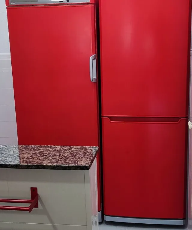 Pintar la nevera de la cocina de un color rojo intenso