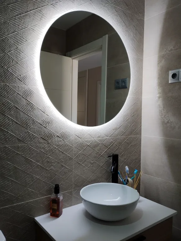 Reforma de baño con cambio a espejo con luz led incorporada