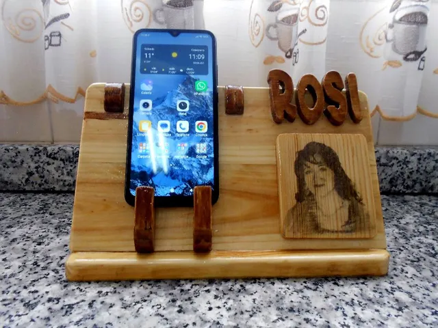 Porta móvil personalizado con nombre y foto en madera