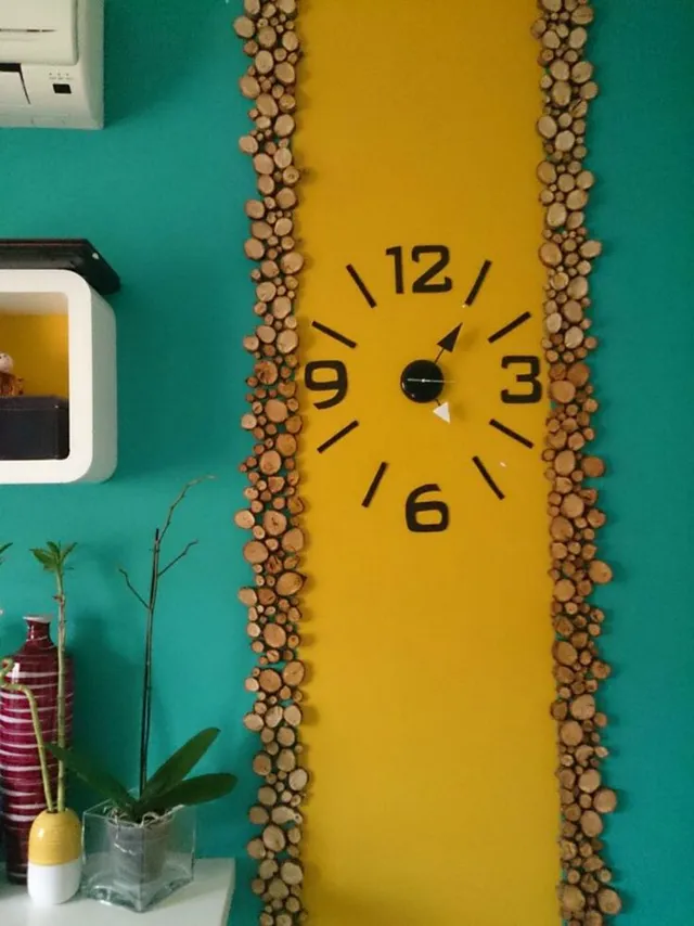 Reloj de pared con marco de troncos de madera