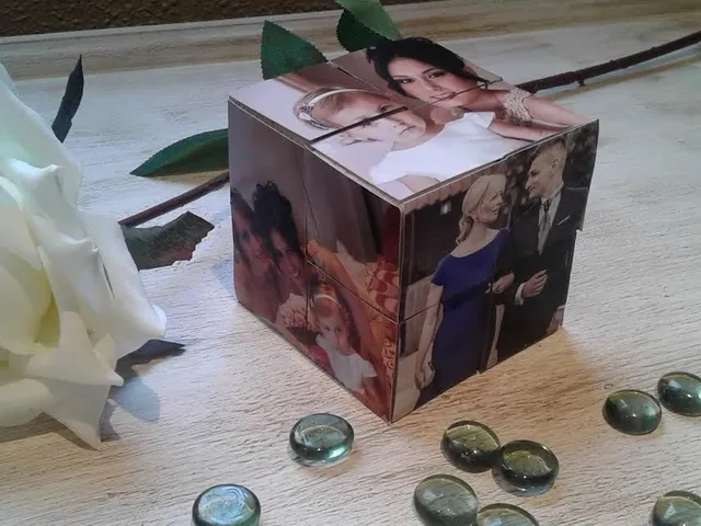 Un portafotos en forma de cubo