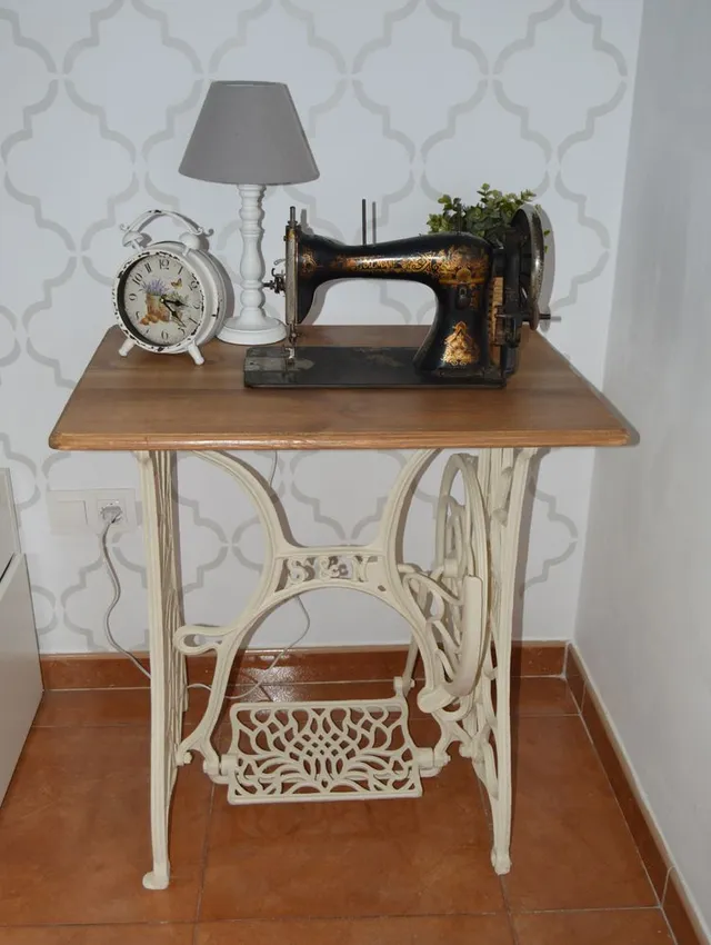 Lámpara con pie de máquina de coser antigua