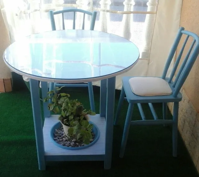 Reciclado de una mesa camilla, sillas antiguas y renovación de un porche