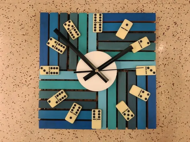Un reloj con fichas de dominó