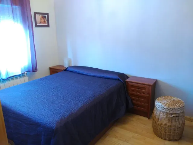 El dormitorio de Rebe: Papel pintado en la pared del cabecero de la cama