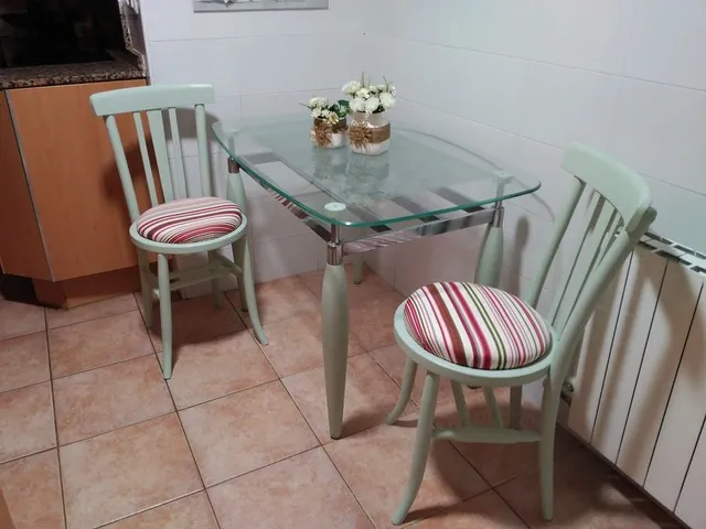 Restaurar la mesa y las sillas de cocina