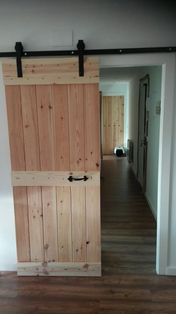 Puertas correderas con madera machihembrada de pino, nunca antes fue tan fácil