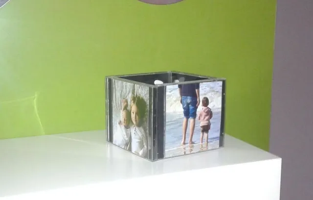 Un portafotos elaborado con cajas de CD