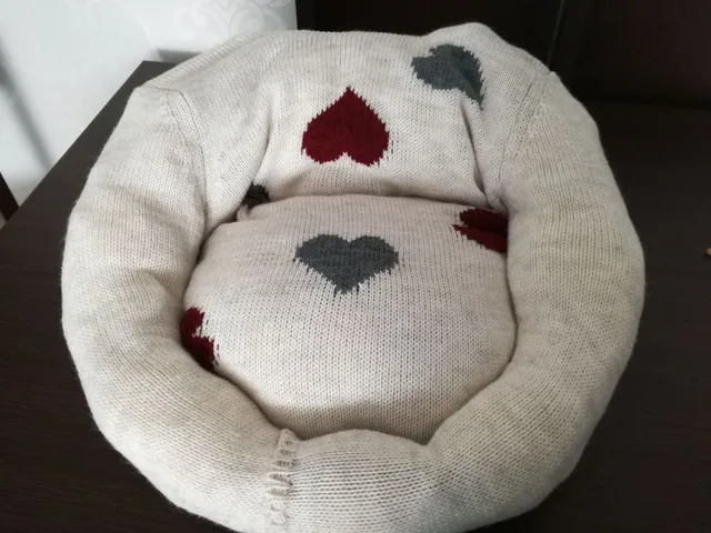 Una cama para el gato hecha con un jersey