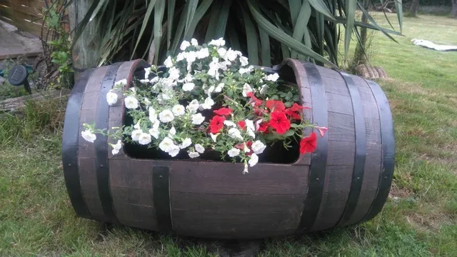 Jardinera de madera hecha con un barril