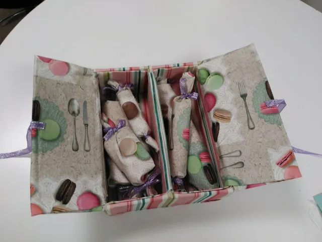 Regalo del amigo invisible: Caja de caramelos forrada con tela