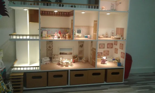 DIY de casita de muñecas con madera y toques de luz