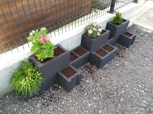 Reutilizar bloques de hormigón en jardineras