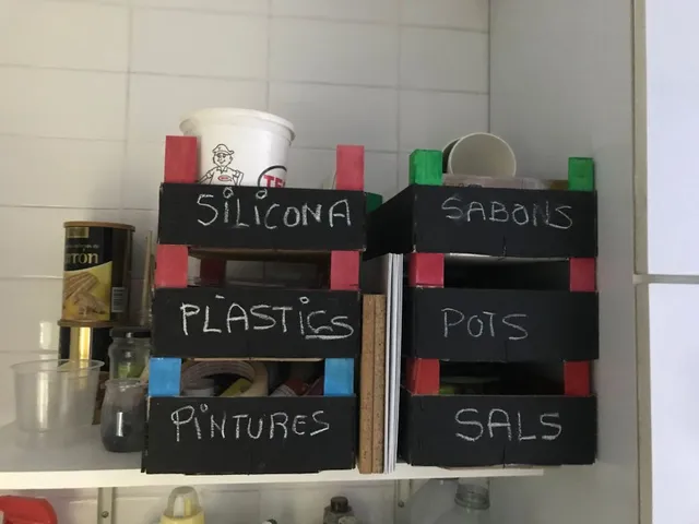 Organización con cajas de frutas