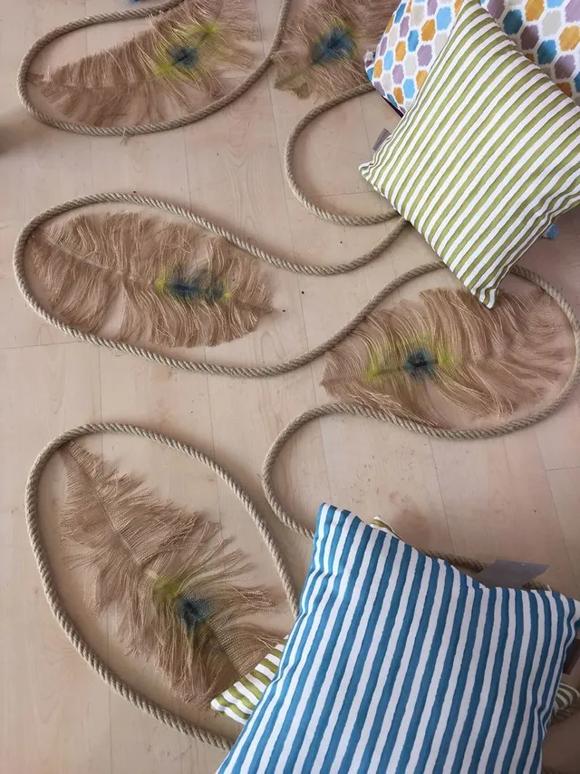 DIY: Crear plumas de pavo real a partir de una alfombra de yute