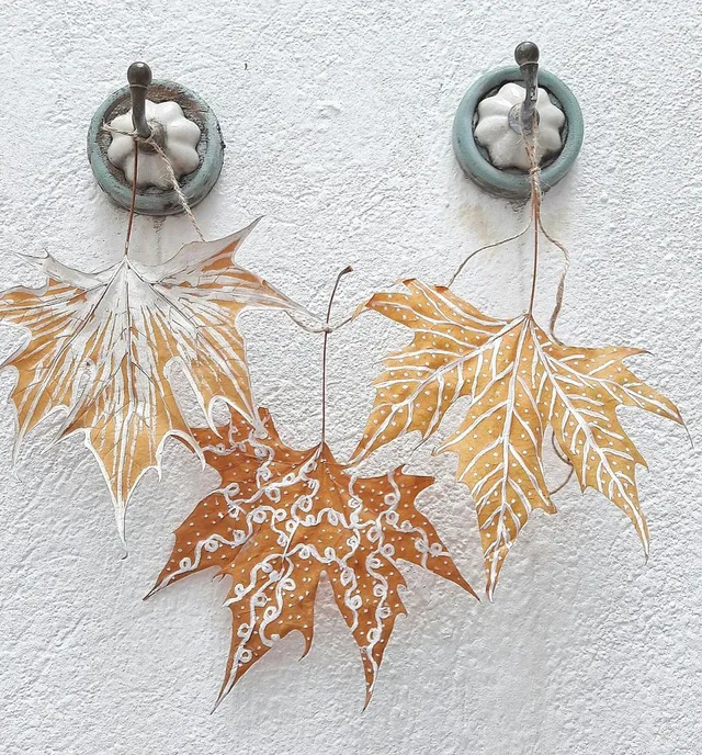 Guirnalda decorativa con hojas secas