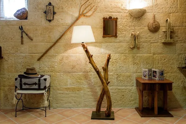 Lámpara de pie hecha con troncos de árbol