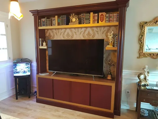 Mueble para televisión con papel pintado