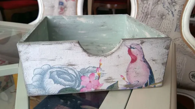 Caja con pintura de tiza (chalk paint) y papel pintado