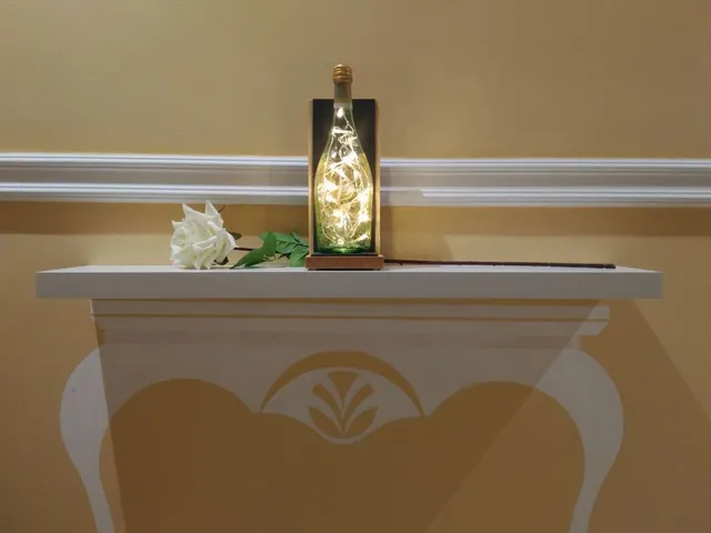 DIY de lámpara de Navidad con una botella de cristal reciclada