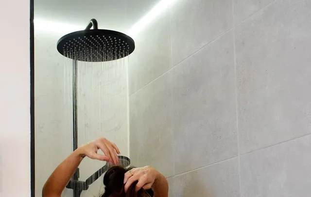 Reforma de baño: Cómo instalar una luz LED en el techo de la ducha
