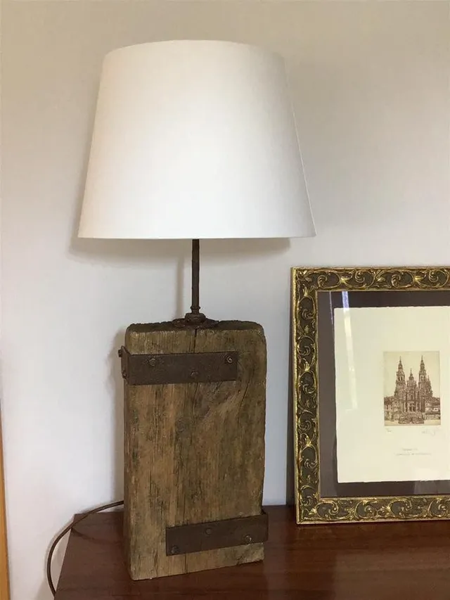 Lámpara de madera recuperada
