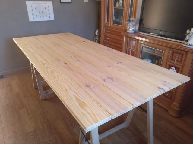 Mesa con lamas de madera machihembradas