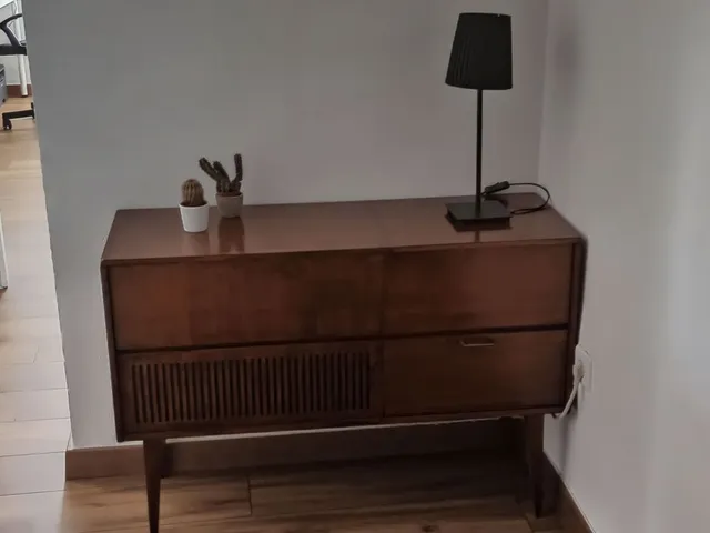 Mueble de tocadiscos y radio de los años 60