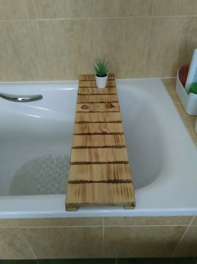 Bandeja para bañera, en madera de pino.