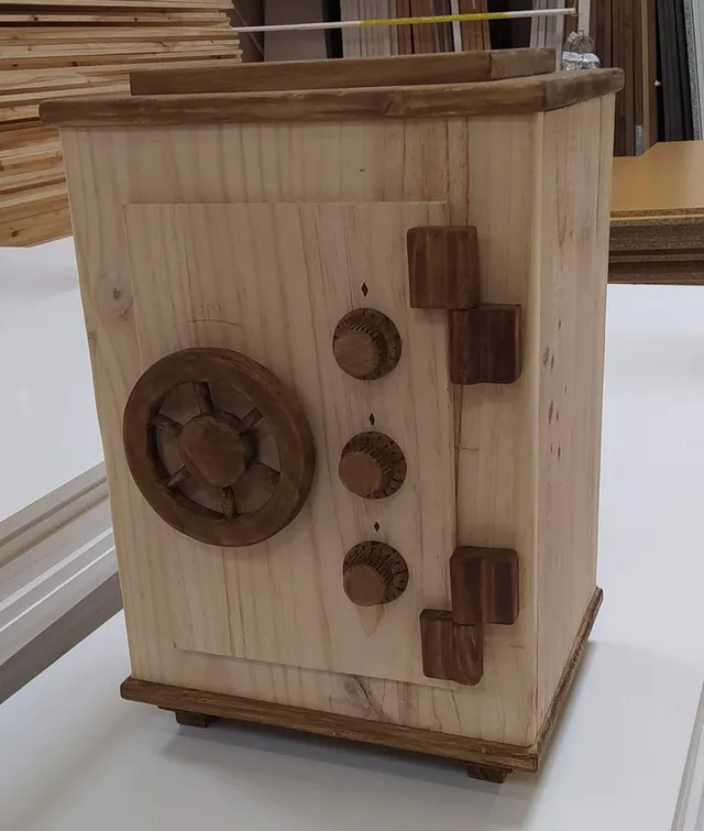 Caja fuerte de madera II