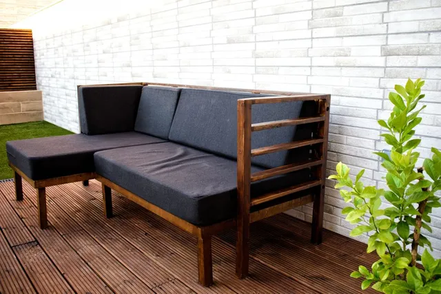 Cómo hacer un sofá moderno con forma de chaise longue utilizando madera reciclada
