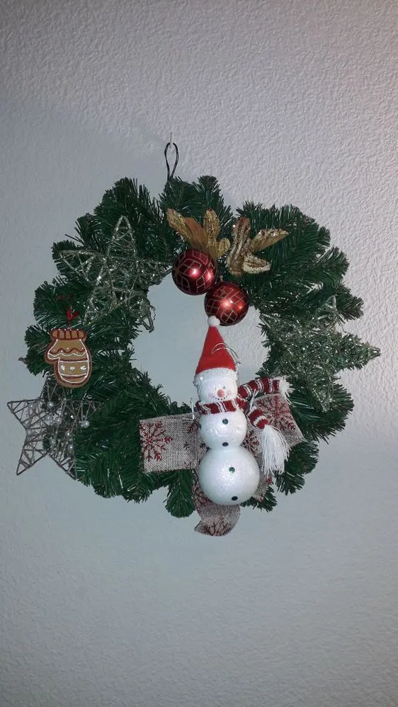 Decoración de corona de navidad con adornos reciclados del árbol