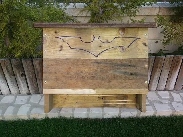 Casita para murciélagos hecha con madera de palet