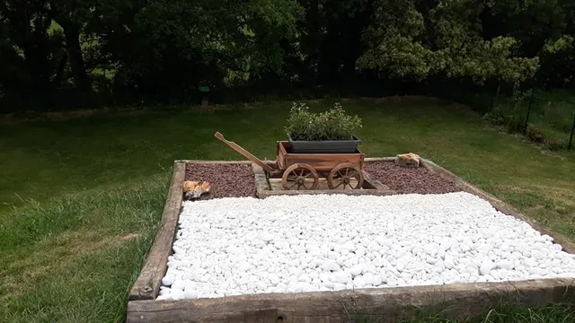 Construcción de un panterre en el jardín con cantos y grava de Leroy Merlin
