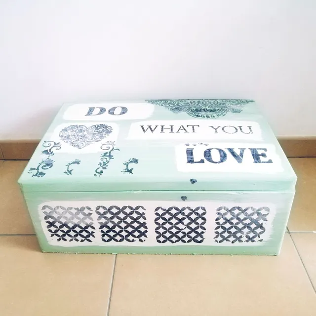 Caja baúl con chalk paint de Luxens para almacenamiento