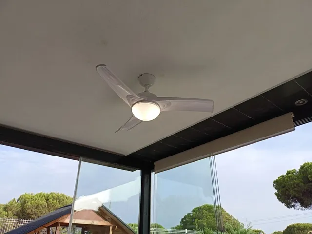 Colocar un ventilador “ARUBA” en el porche cubierto