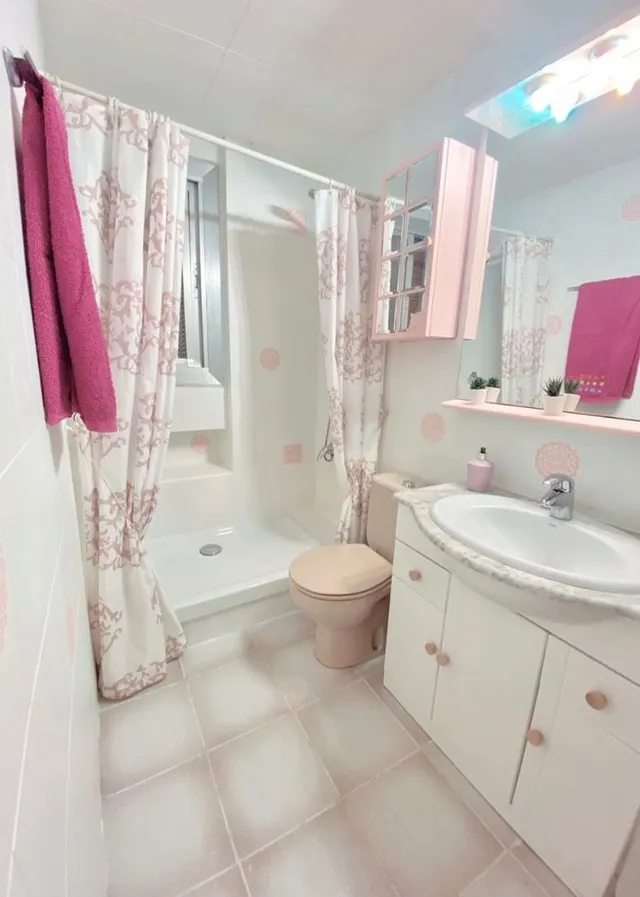 Reforma lowcost de baño en rosa y blanco
