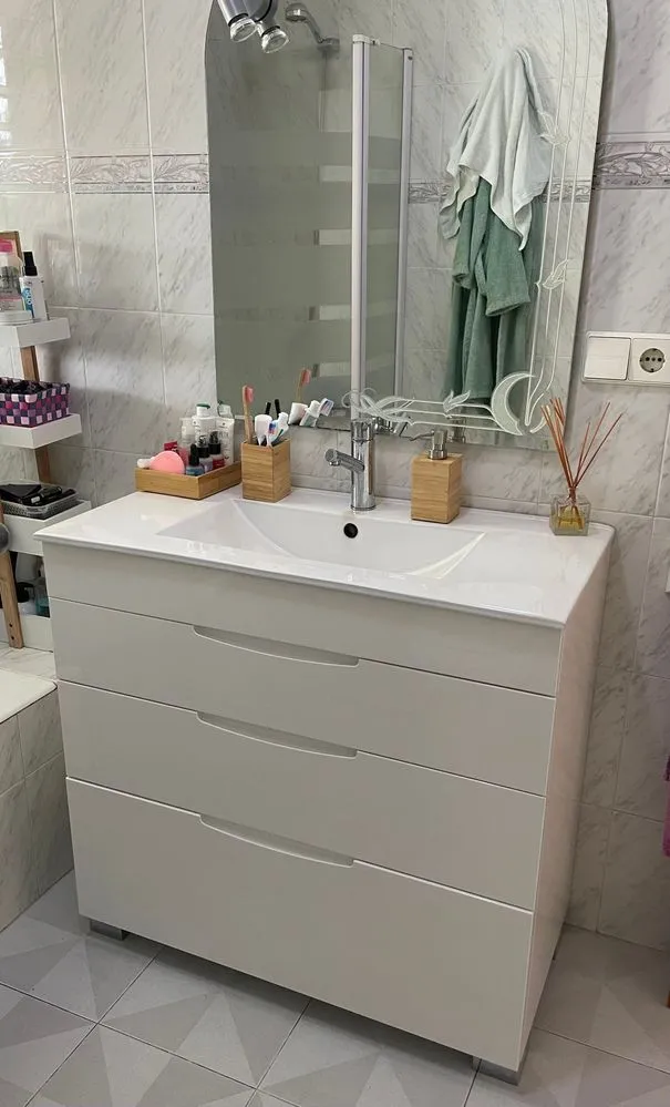 Cambiamos el mueble del baño por uno más moderno y manteniendo el blanco