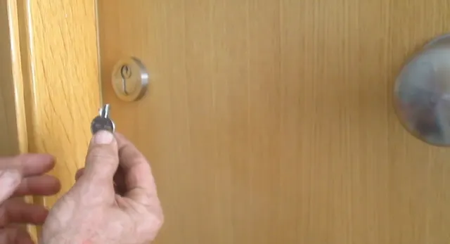 Cómo sacar el trozo de una llave rota en una cerradura
