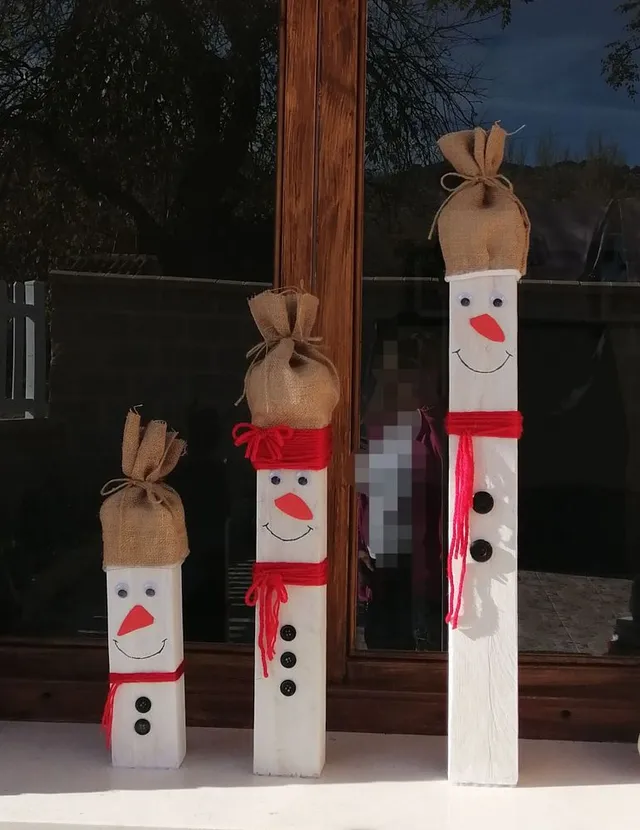 Muñecos de nieve con listones de madera