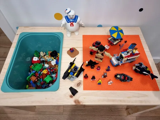 Mesa ideal para los legos de nuestros pequeñajos!!