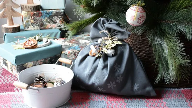 Forrar los regalos de navidad con material reciclado