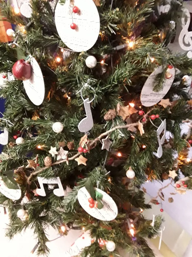 Árbol de navidad con notas musicales de goma eva