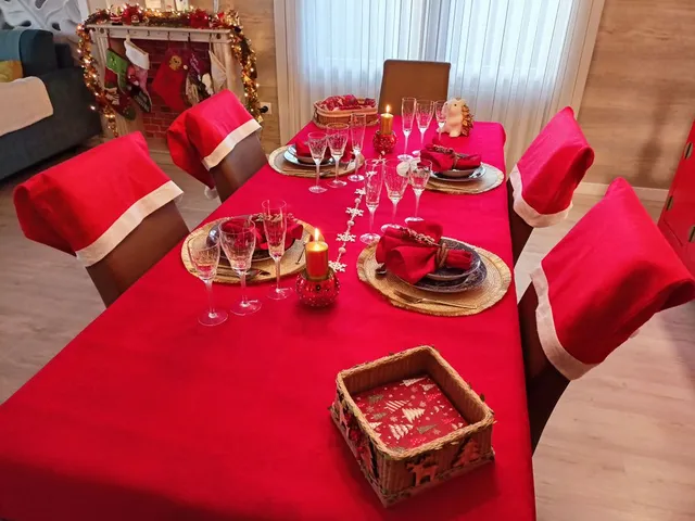 Decoración de la mesa para Navidad con toques rojos