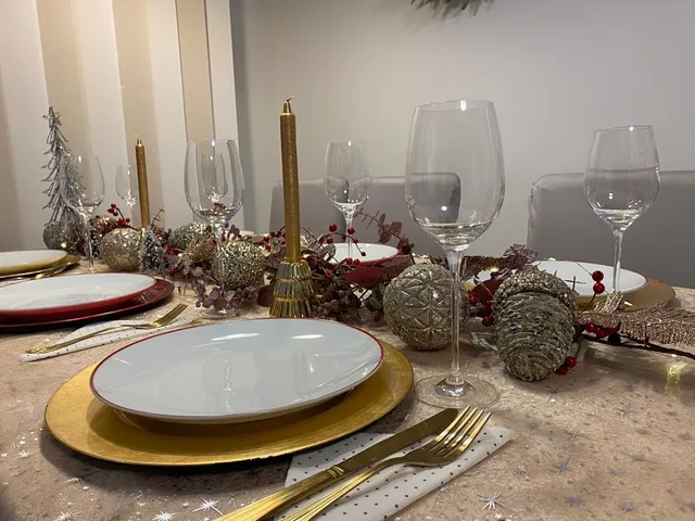 Decoración mesa navideña con toques dorados
