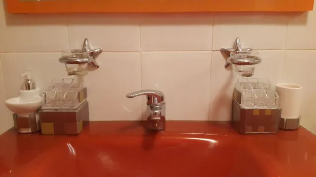 Tuneando accesorios de lavabo con mallas autoadhesivas Smart Mosaic