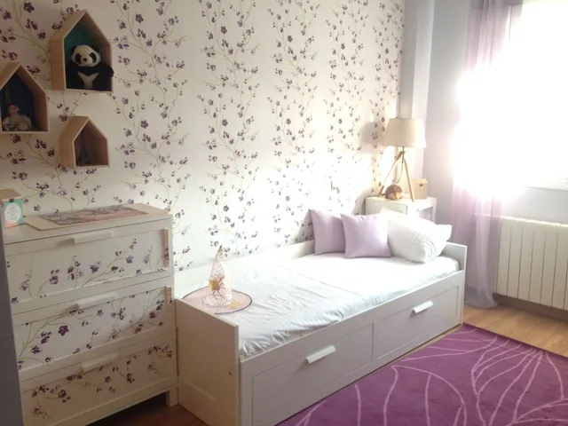 Dormitorio infantil redecorado con papel pintado