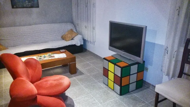Mesita multiservicio de los 80 con forma de cubo de Rubik