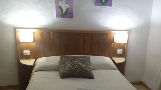 Cabecero de cama con mesitas y lámparas incluidas
